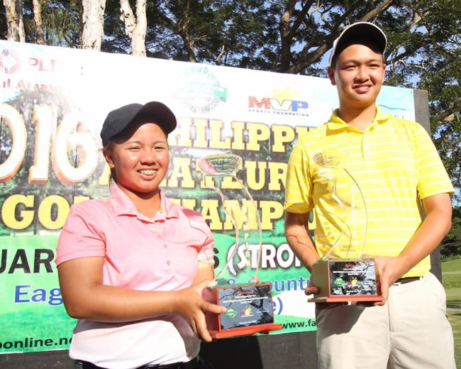 Harmie Constantino (left) and Jobim Carlos hold their trophies after completing a pair of dominant victories in the Philippine Amateur (Stroke Play) Open Golf Championship at Eagle Ridge’s Aoki course. INQUIRER GOLF