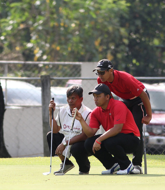 Jonas and Jolo Magcalayo study the line of their putt.