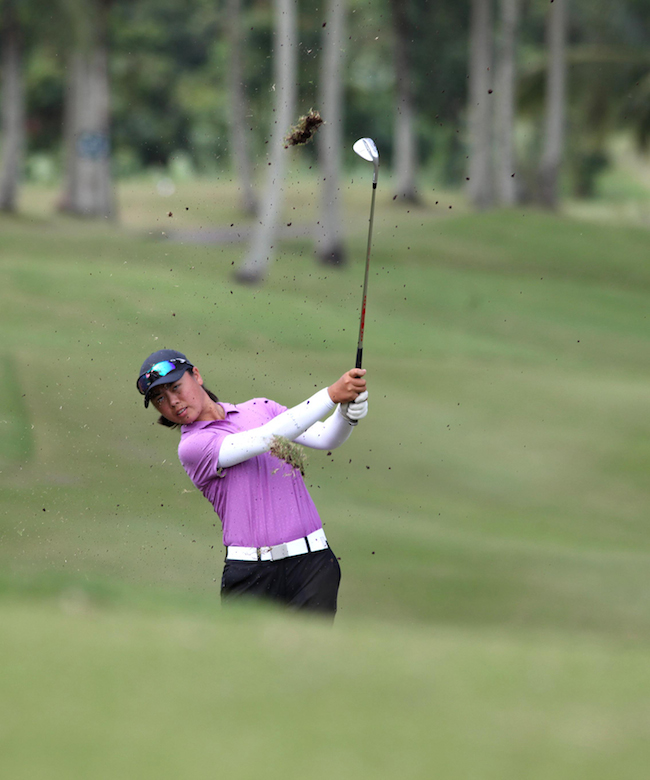 Yuka Saso hacks her approach shot on No. 12