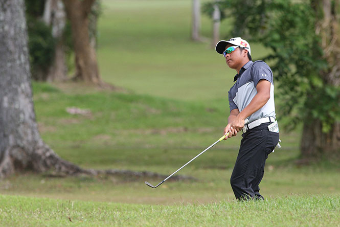 Ira Alido his a wedge shot on No. 5