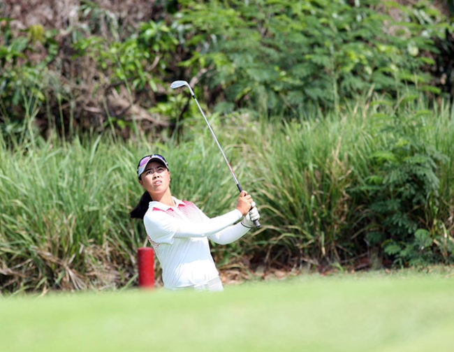 Yuka Saso watches her approach shot on No. 3