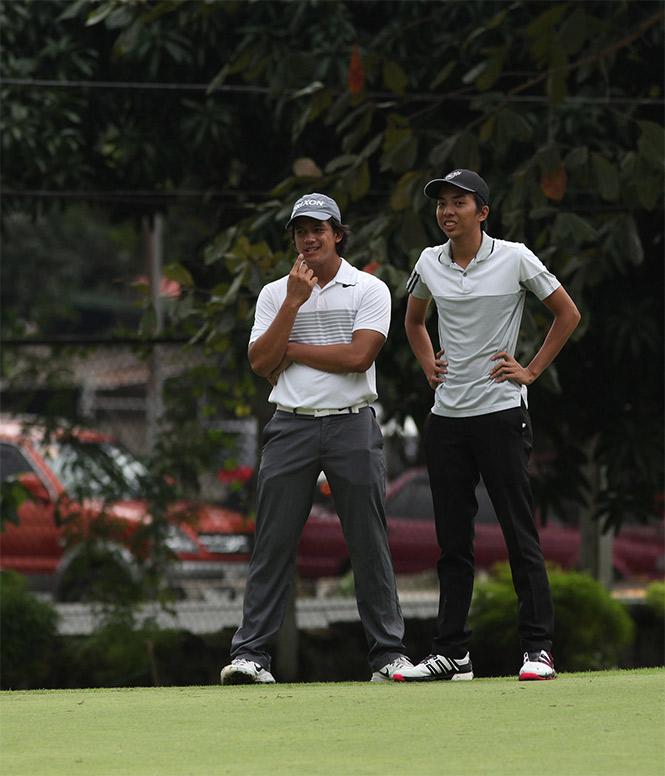 Ryan Monsalve (left) and Lanz Uy watch their rivals putt during the opening round of the National Doubles Golf Championship.
