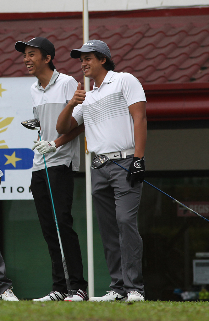 Lanz Uy (left) and Ryan Monsalve share a light moment before teeing off on No. 1.