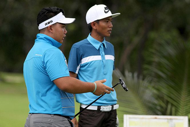 Paolo Wong and Don Petil assess their birdie chance on No. 6