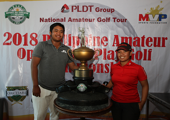 Carl Corpus (left) and Harmie Constantino pose with the huge Phl Am Match Play trophy after ruling their respective sides at the Orchard’s Players course.