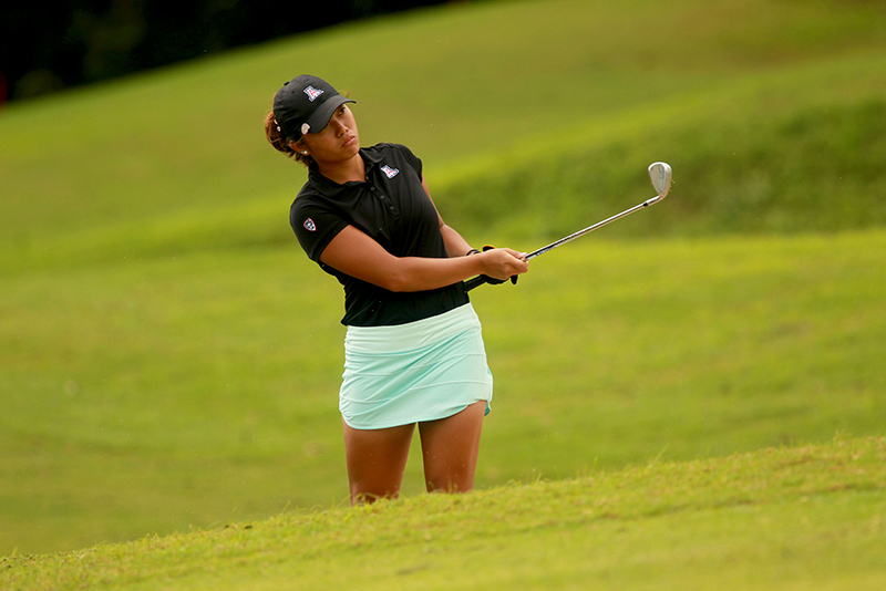 Bianca Pagdanganan chips onto the green on No. 16