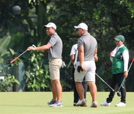 alido pointing direction to putt in hole 5