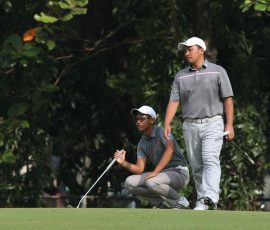 jolo study his line while brother jonas assisting in hole 3